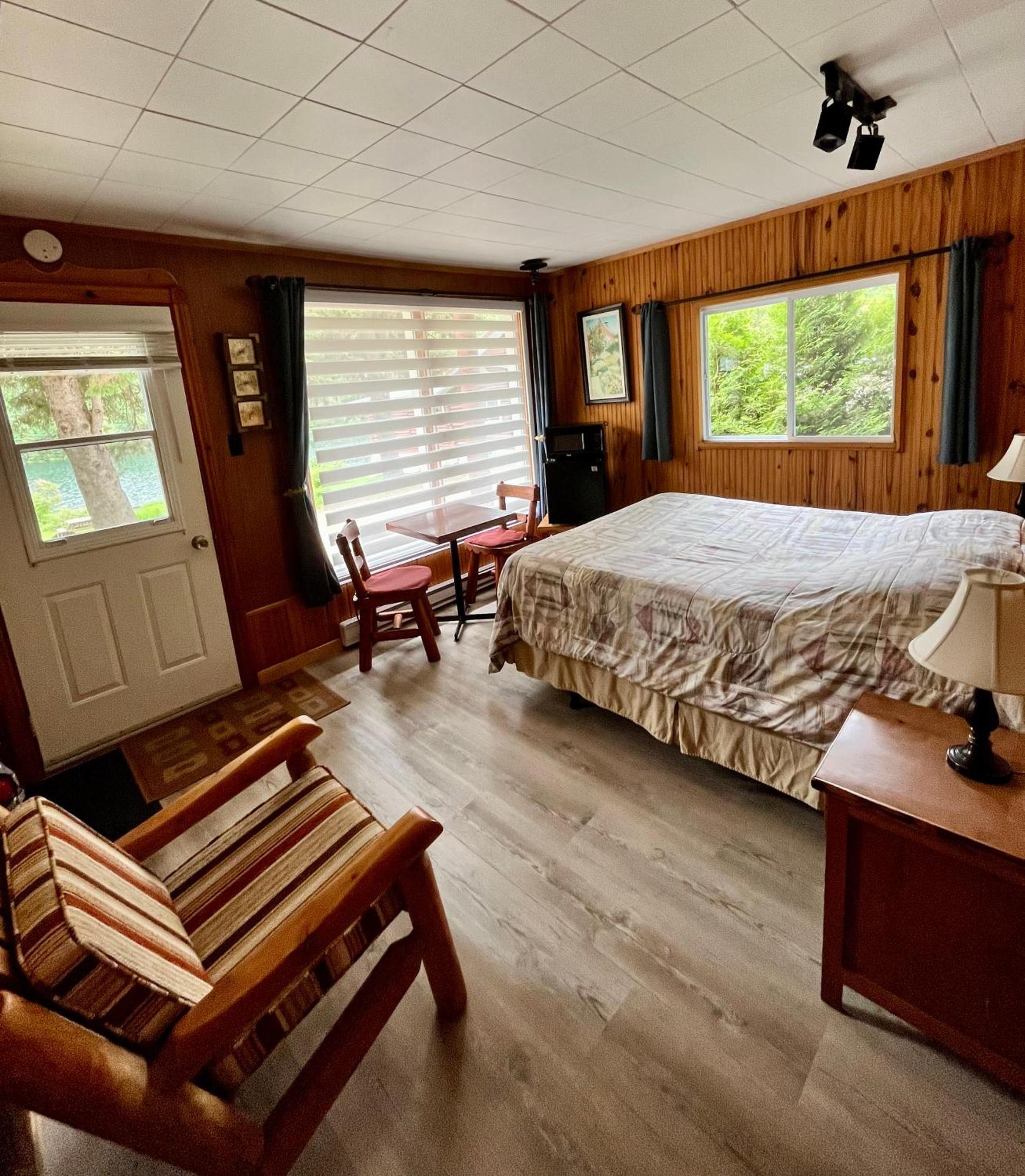 Kan-A-Mouche Pourvoirie Auberge Et Chalets Сен-Мишель-де-Сен Экстерьер фото