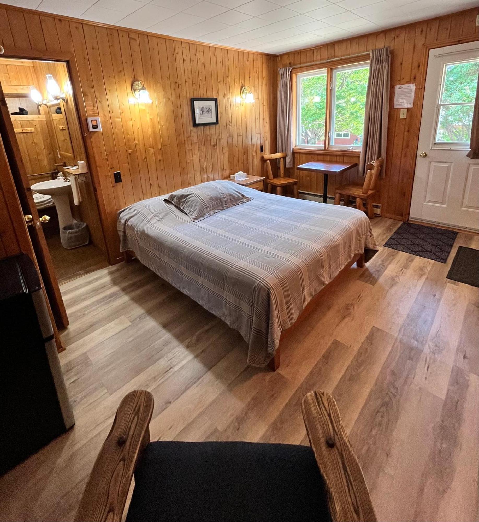 Kan-A-Mouche Pourvoirie Auberge Et Chalets Сен-Мишель-де-Сен Экстерьер фото