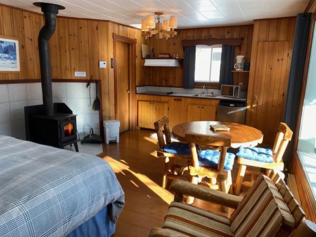 Kan-A-Mouche Pourvoirie Auberge Et Chalets Сен-Мишель-де-Сен Экстерьер фото