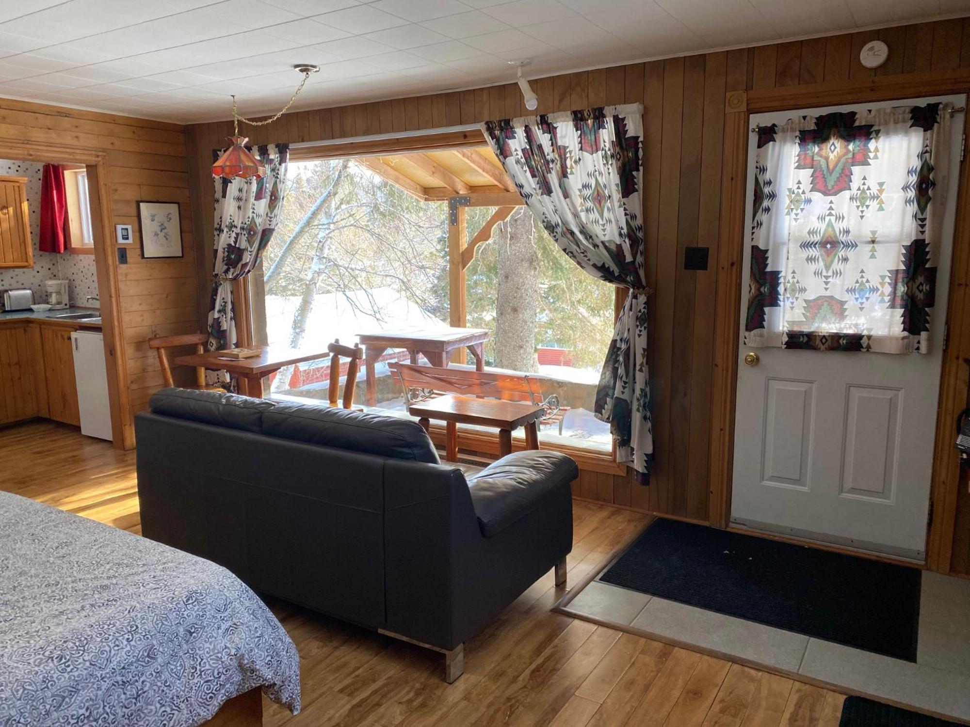 Kan-A-Mouche Pourvoirie Auberge Et Chalets Сен-Мишель-де-Сен Номер фото