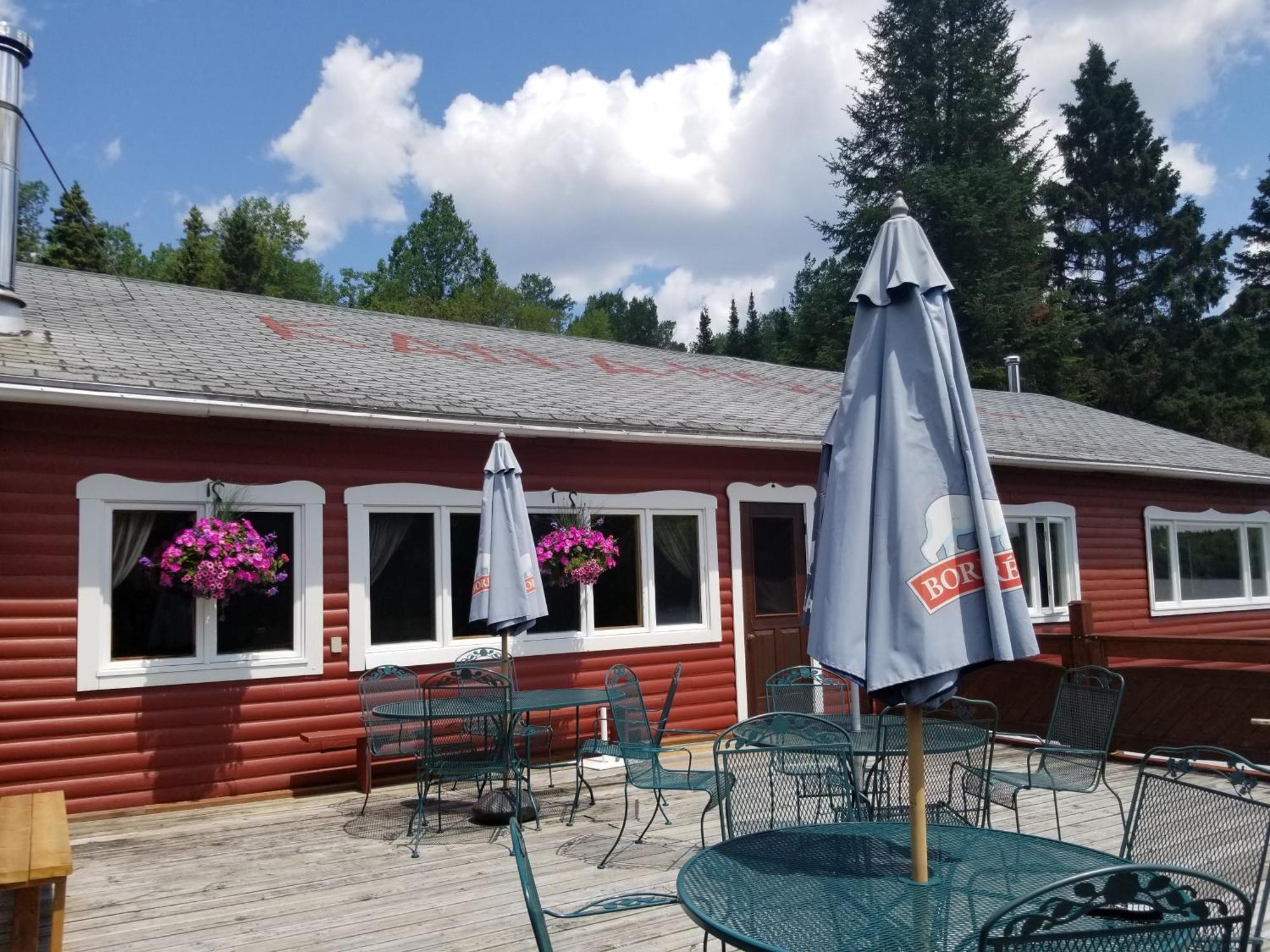 Kan-A-Mouche Pourvoirie Auberge Et Chalets Сен-Мишель-де-Сен Экстерьер фото