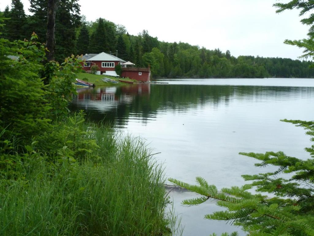 Kan-A-Mouche Pourvoirie Auberge Et Chalets Сен-Мишель-де-Сен Экстерьер фото