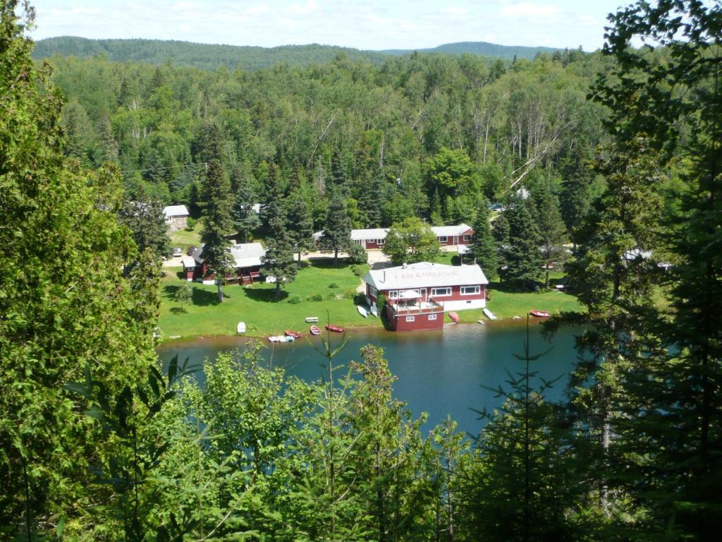 Kan-A-Mouche Pourvoirie Auberge Et Chalets Сен-Мишель-де-Сен Экстерьер фото