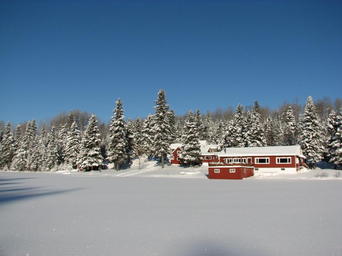 Kan-A-Mouche Pourvoirie Auberge Et Chalets Сен-Мишель-де-Сен Экстерьер фото