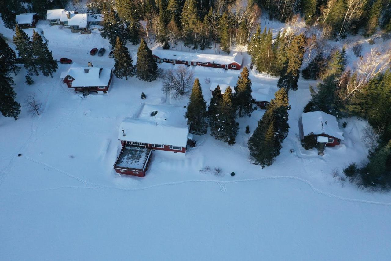 Kan-A-Mouche Pourvoirie Auberge Et Chalets Сен-Мишель-де-Сен Экстерьер фото