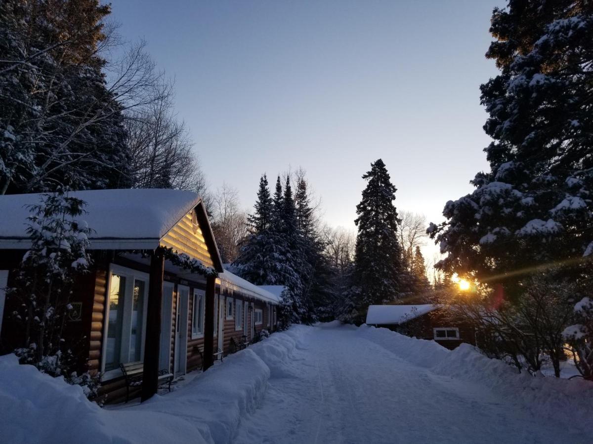 Kan-A-Mouche Pourvoirie Auberge Et Chalets Сен-Мишель-де-Сен Экстерьер фото